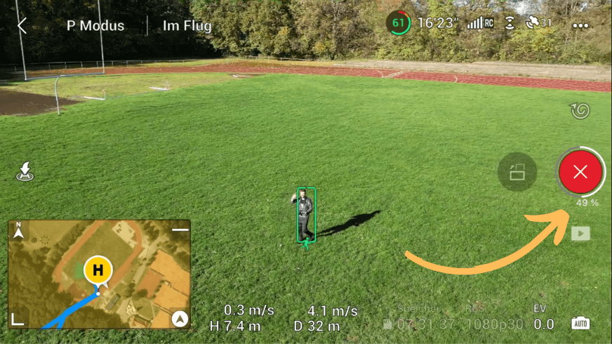 Der Fortschritt eines DJI Mini 3 Pro Mastershots wird in Prozent am rechten Rand der DJI Fly App angezeigt.